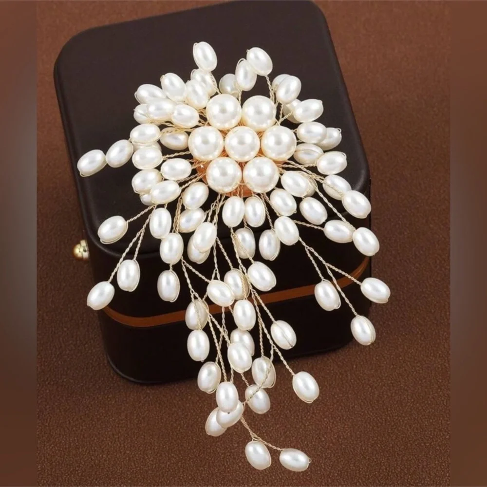 ✨ NEW Elegant White Pearl Floral Spray Brooch - Women Jewelry